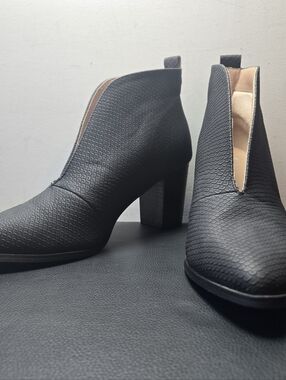 Journee Collection Bellamy Women's Booties 9 V Cut Pointy Toe Shoe Heels